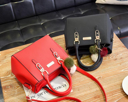 Sac à main structuré – Détails charms et chic citadin
