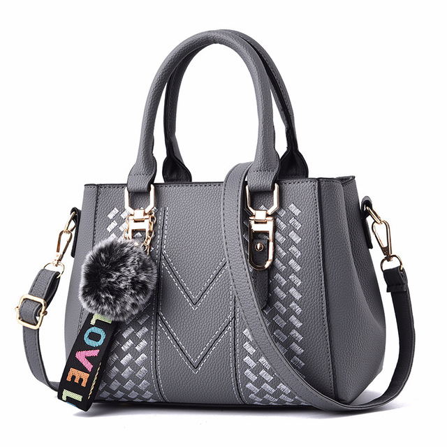 Sac à main city – Bandoulière pratique et pompon tendance
