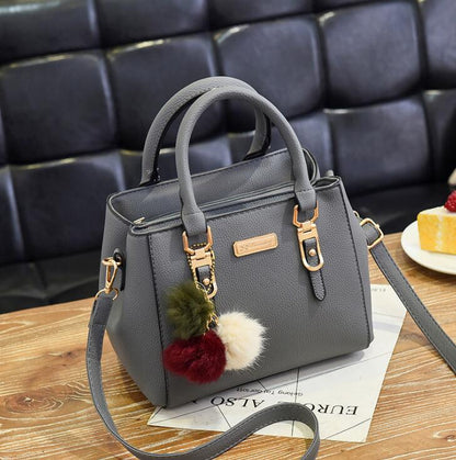 Sac à main structuré – Détails charms et chic citadin