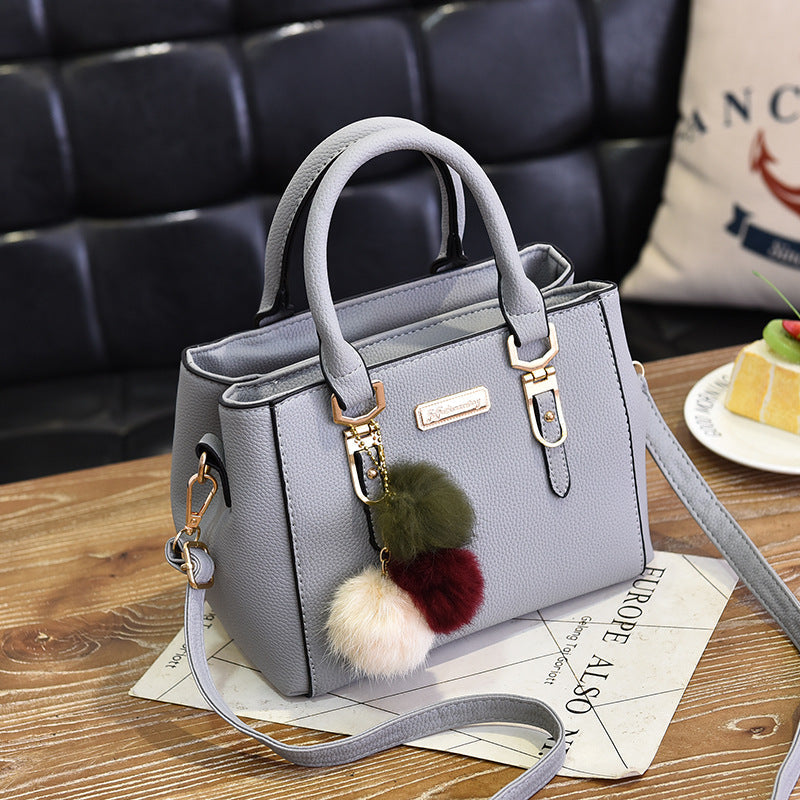 Sac à main structuré – Détails charms et chic citadin