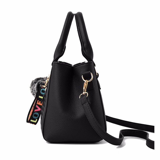Sac à main city – Bandoulière pratique et pompon tendance