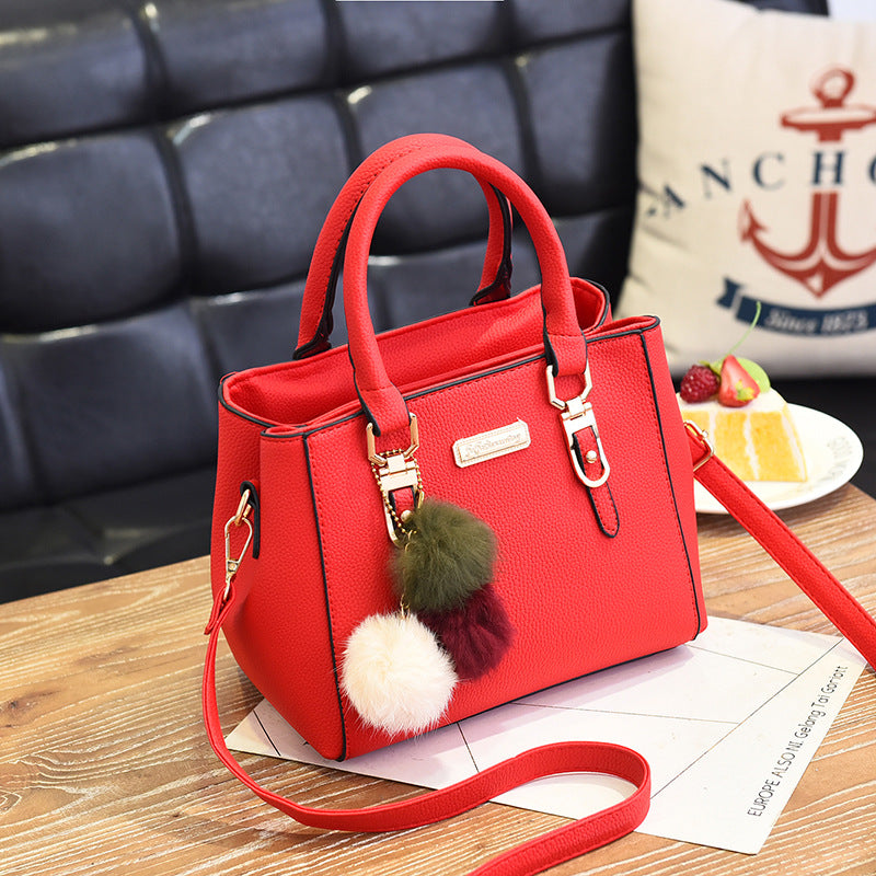 Sac à main structuré – Détails charms et chic citadin