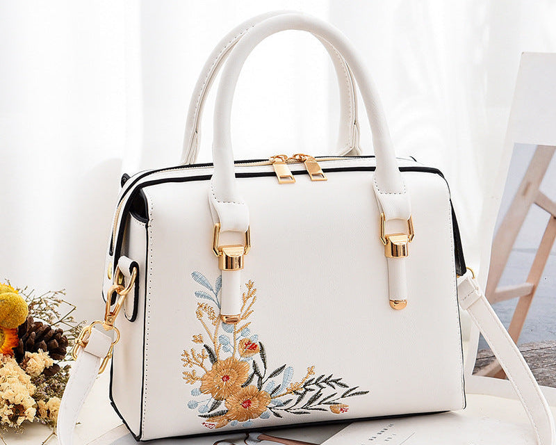 Sac à main carré brodé floral chic