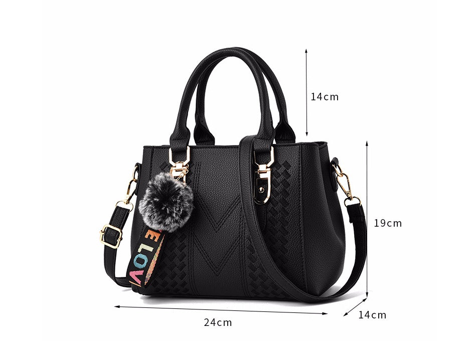 Sac à main city – Bandoulière pratique et pompon tendance