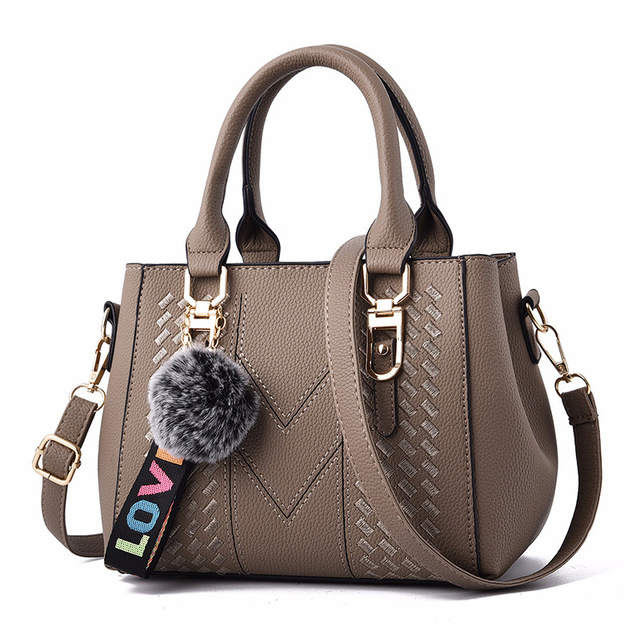 Sac à main city – Bandoulière pratique et pompon tendance