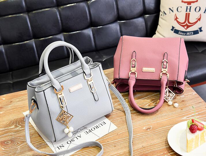 Sac à main structuré – Détails charms et chic citadin