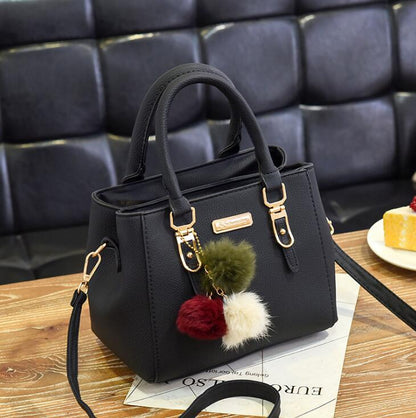 Sac à main structuré – Détails charms et chic citadin