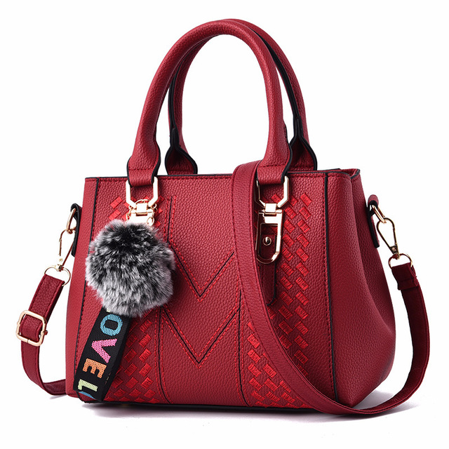 Sac à main city – Bandoulière pratique et pompon tendance