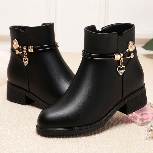 Bottines élégantes – Détails bijoux féminins