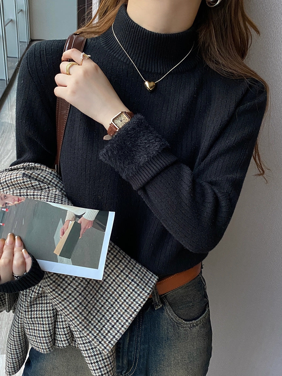 Pull court côtelé – Col montant et bande duveteuse tendance
