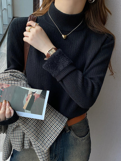Pull court côtelé – Col montant et bande duveteuse tendance