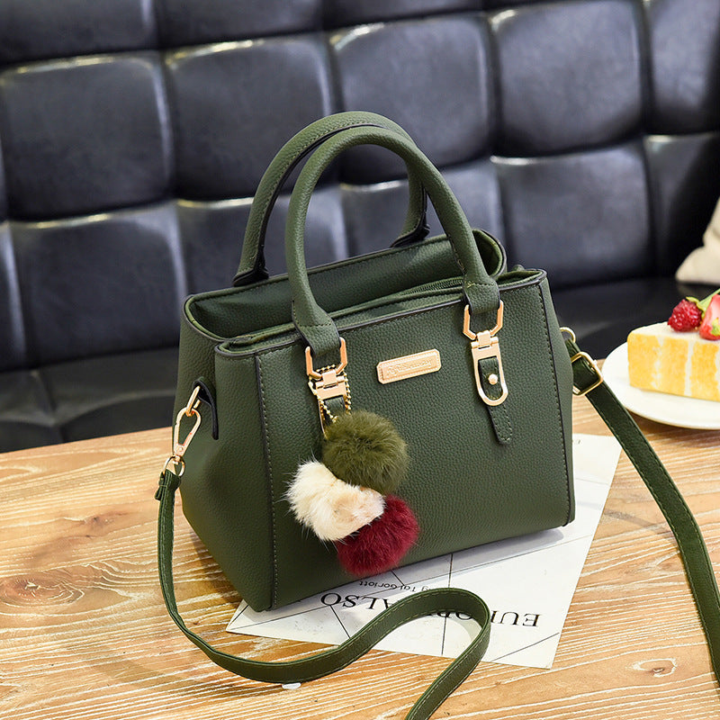 Sac à main structuré – Détails charms et chic citadin