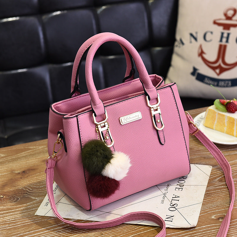 Sac à main structuré – Détails charms et chic citadin