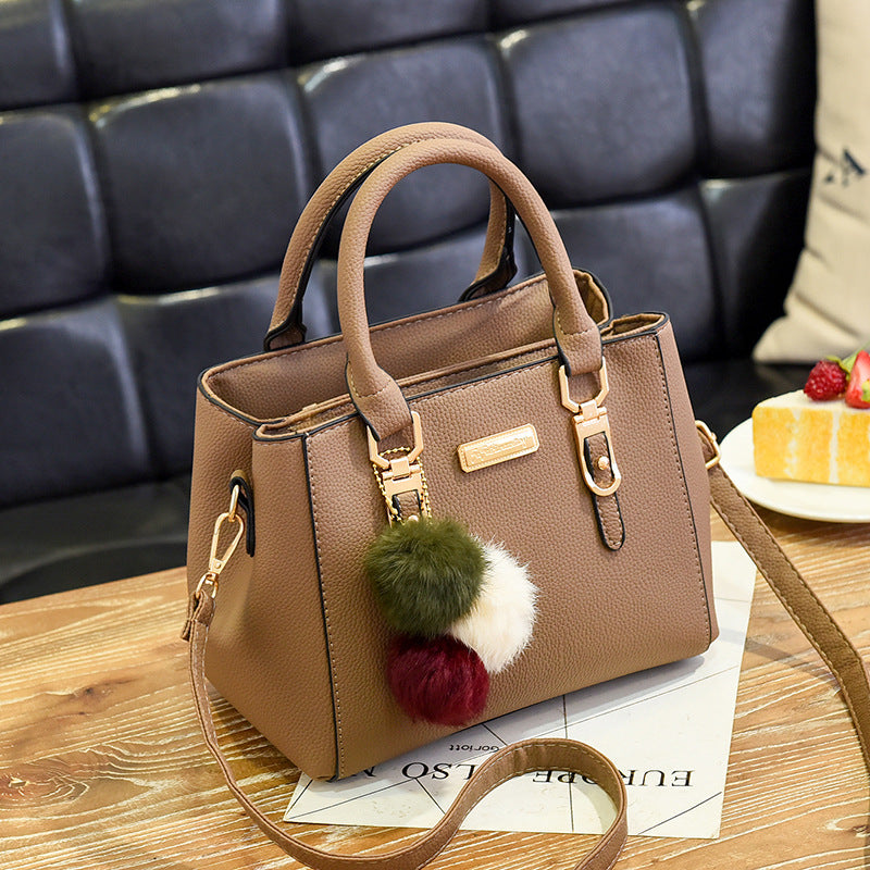 Sac à main structuré – Détails charms et chic citadin