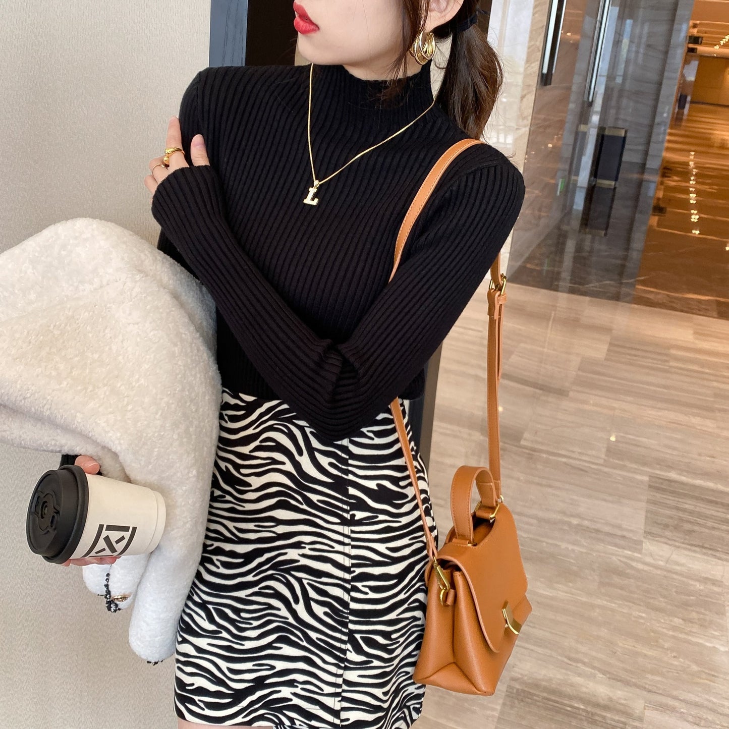 Pull côtelé à col montant – Coupe ajustée et allure chic